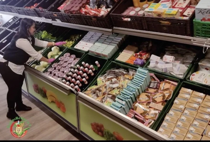 Helferin sortiert Ware im Depot